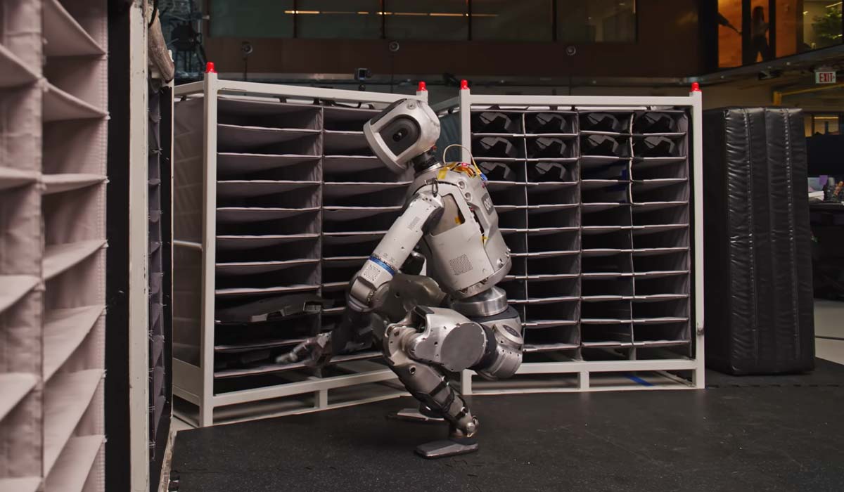 За лаштунками: як гуманоїд Atlas від Boston Dynamics вчиться впорядковувати автозапчастини