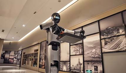 KEENON Robotics представила гуманоїдного робота XMAN-R1 і нові моделі клінінгових роботів
