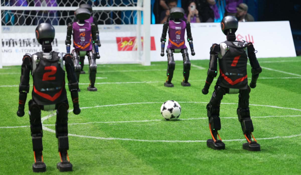 Робофутбол 3x3 у Китаї: команда Цинхуа перемогла в першому AI-турнірі гуманоїдних роботів 2025 року